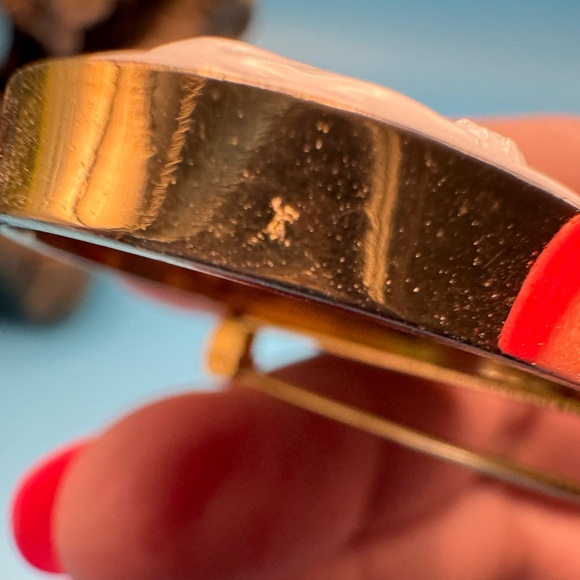 Vintage milk glass cameo brooch on gold tone, EUC. - Picture 4 of 4